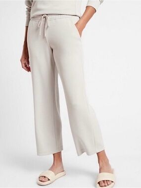 Athleta Seasoft Straight Pant in Abalone Gray- Size Small Petite. EUC